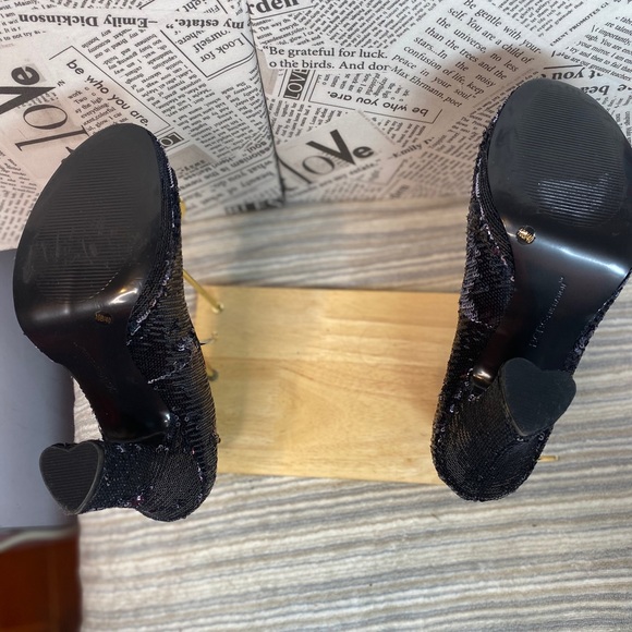NWOT BCBG Beautiful Black Sexy Sequins High Thick Heart-Shaped Heels Size 10B/40 - Picture 5 of 5